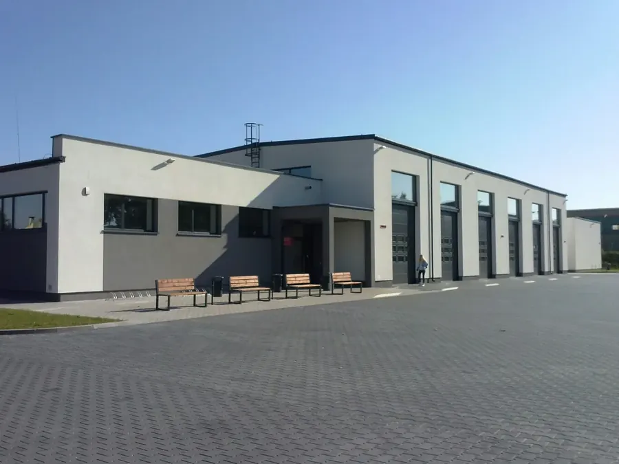 Moderne Lagerhalle mit Ladebereichen